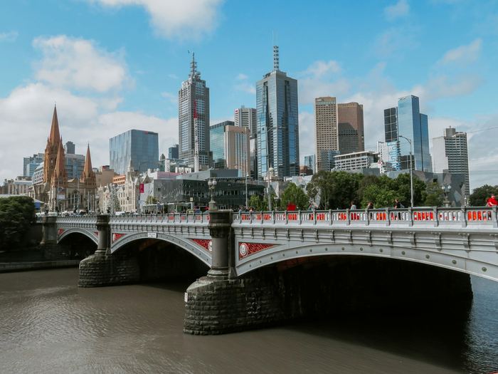 Princes Bridge over the Yarra with Melbourne’s skyline behind